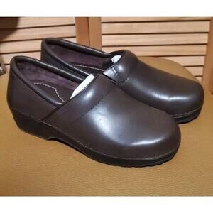 L.L. Bean Women's Brown Leather Clogs Shoes Made in Brazil size 7M (B) EUC!